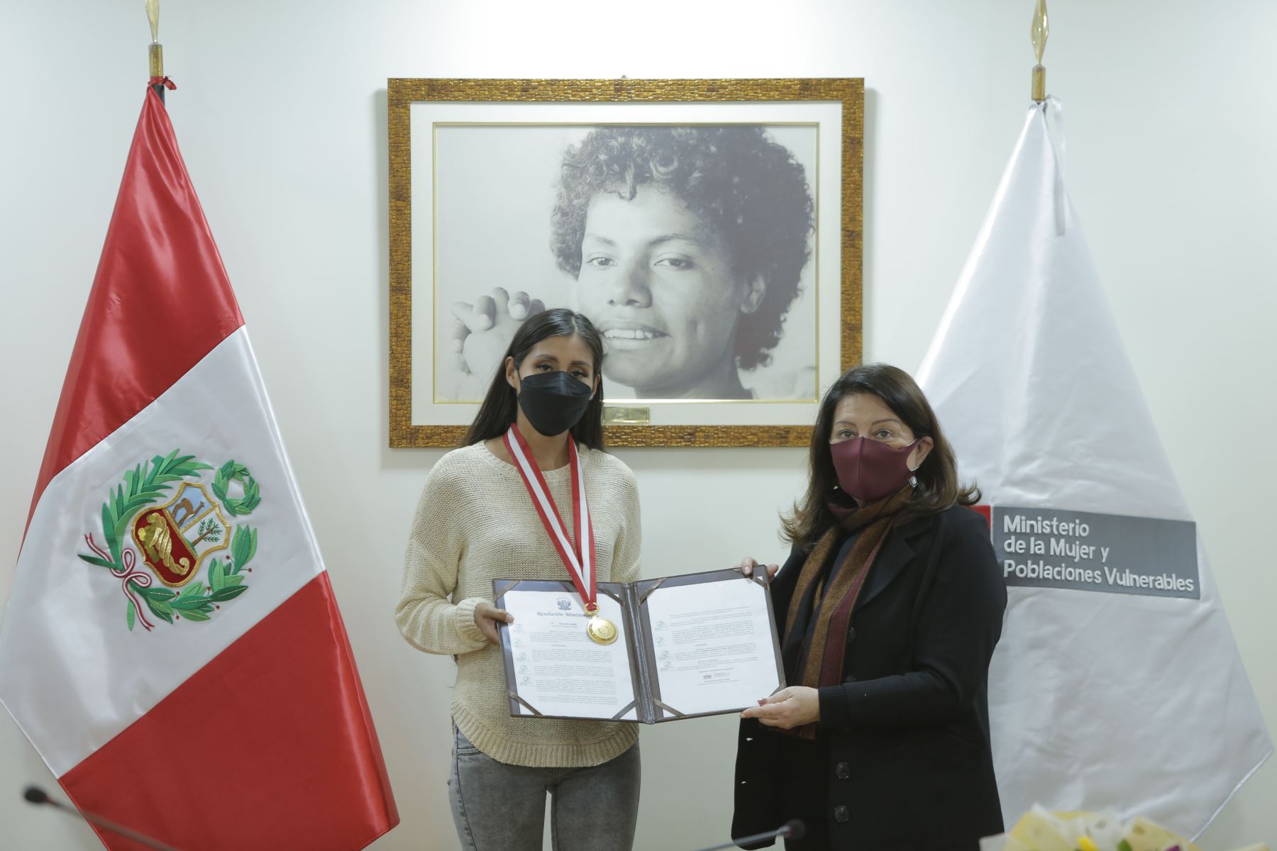 Kimberly García recibe condecoración “Orden al Mérito de la Mujer” por su destacado desempeño deportivo.