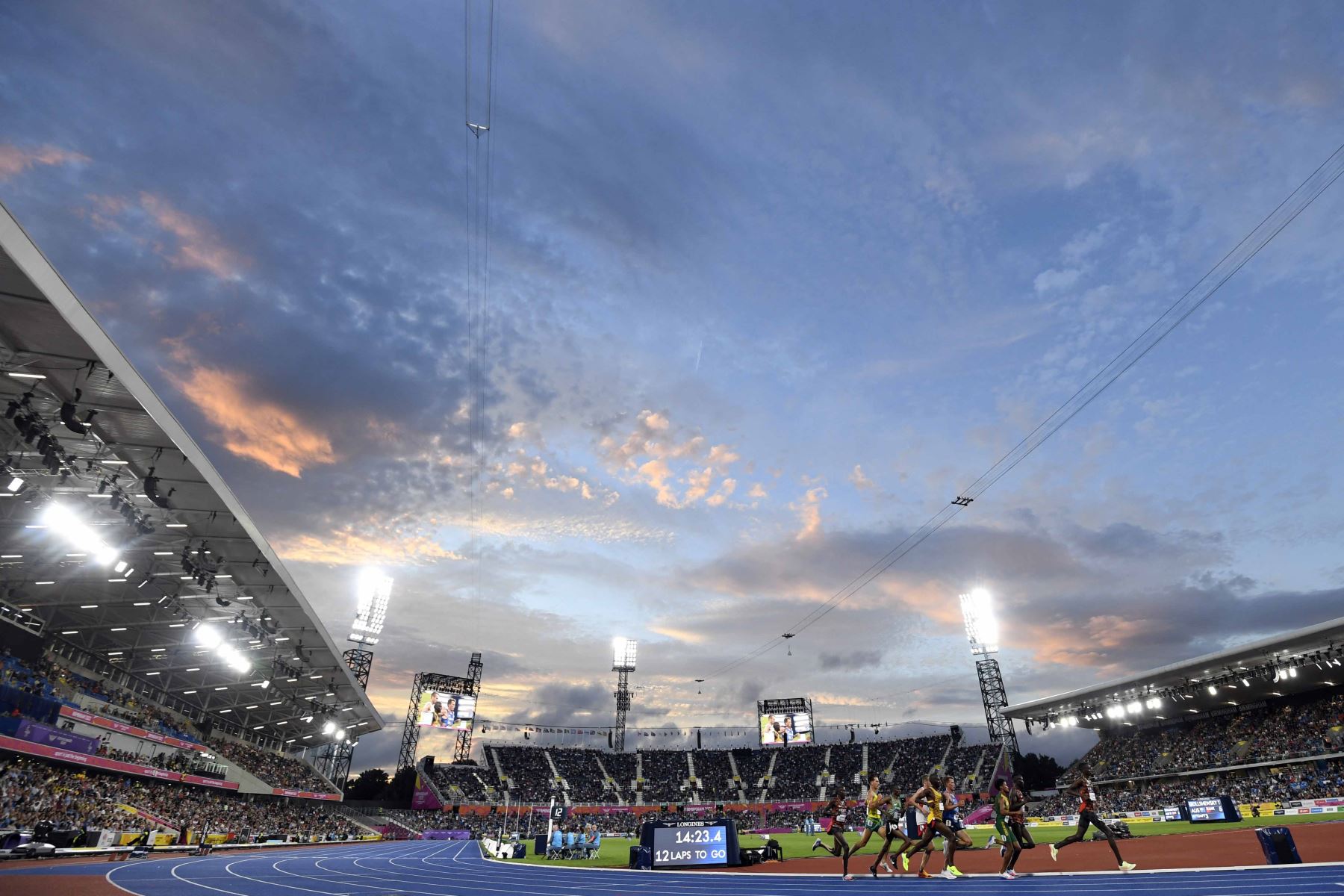 Los atletas compiten durante el evento final de atletismo masculino de 10.000 m en el Alexander Stadium, en Birmingham. Foto: AFP