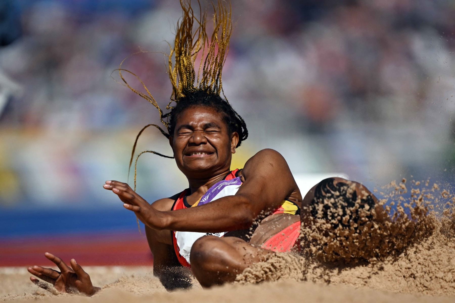 Edna Boafob, de Papúa Nueva Guinea, salta durante el evento de atletismo de salto largo de heptatlón femenino en el Alexander Stadium, en Birmingham. Foto: AFP