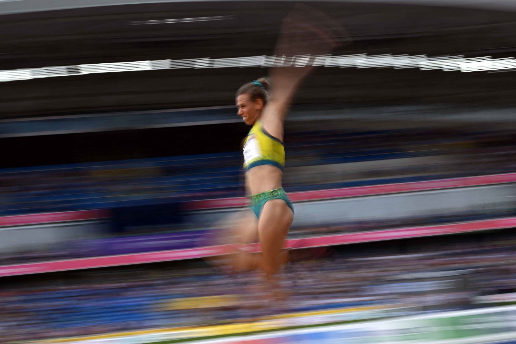 La australiana Taneille Crase salta durante el evento de atletismo de salto largo de heptatlón femenino en el Alexander Stadium, en Birmingham. Foto: AFP