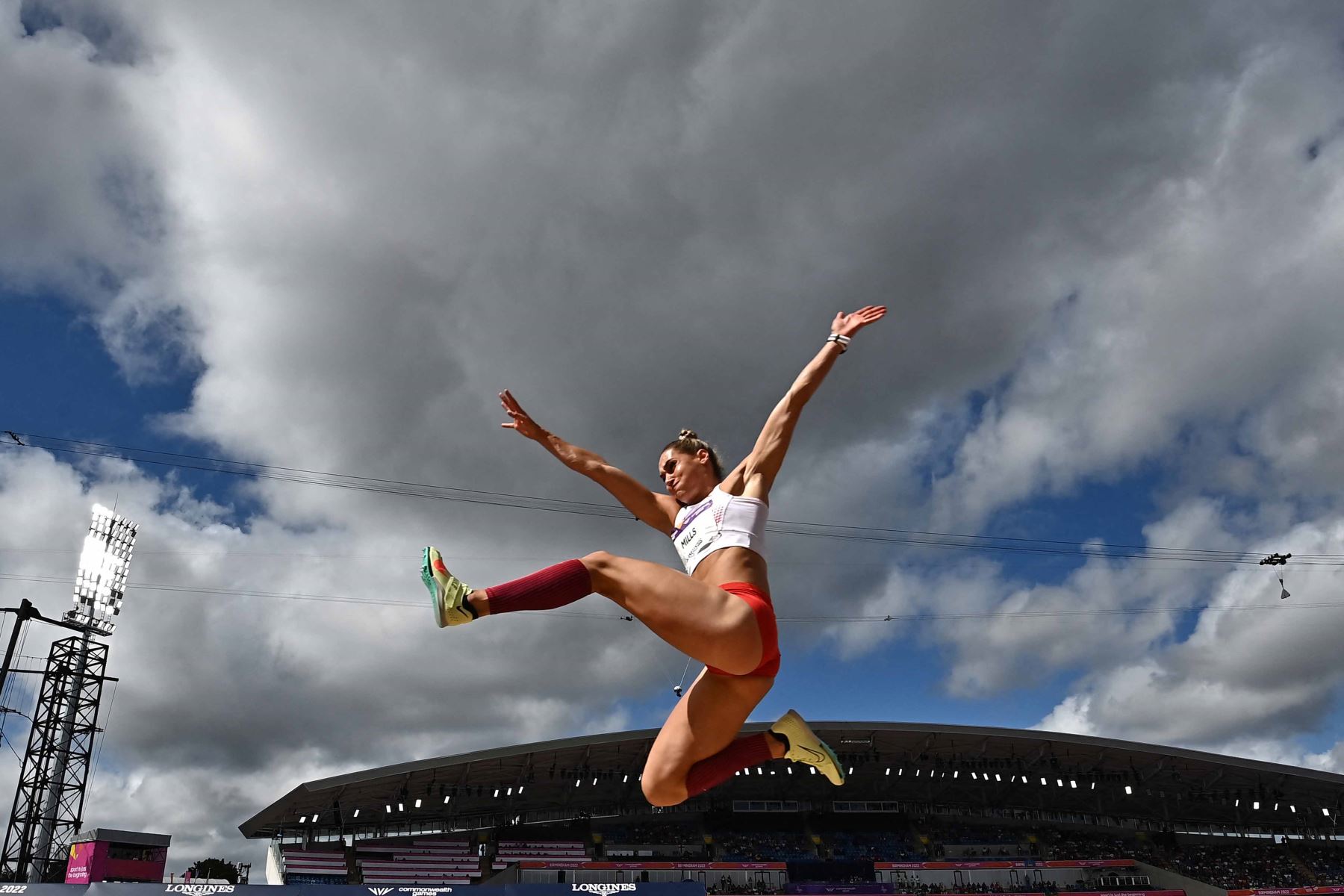 Holly Mills de Inglaterra compite durante el evento de atletismo de salto de longitud de heptatlón femenino en el Alexander Stadium, en Birmingham. Foto: AFP