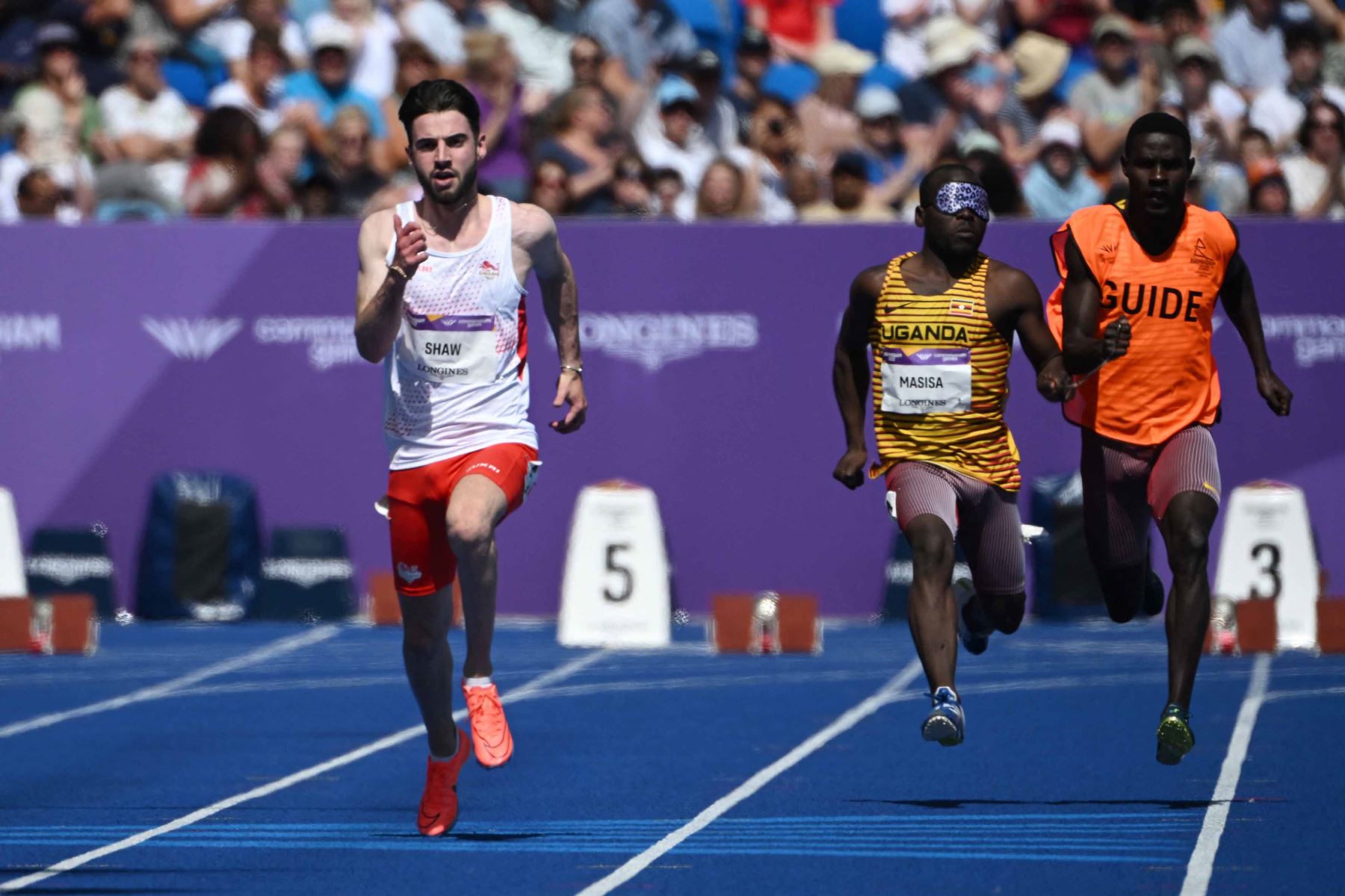 El inglés Zachary Shaw compite en el evento de atletismo de la ronda 1 de 100 m T11/12 para hombres en el Alexander Stadium, en Birmingham. Foto: AFP