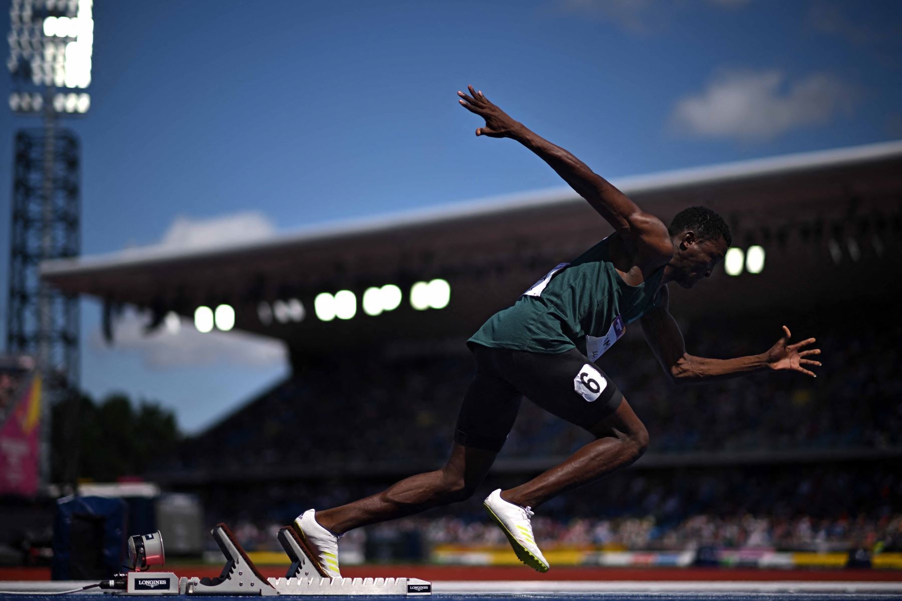 Muzala Samukonga de Zambia comienza durante el evento de atletismo masculino de la Ronda 1 de 400 m en el Alexander Stadium, en Birminghan. Foto: AFP