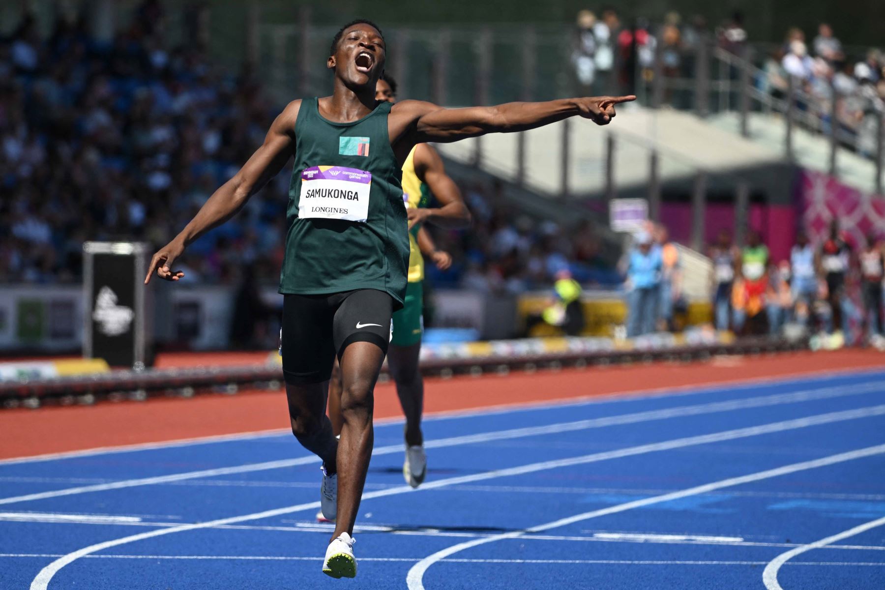 Muzala Samukonga de Zambia reacciona mientras compite durante el evento de atletismo masculino de la Ronda 1 de 400 m en el Alexander Stadium, en Birmingham. Foto: AFP