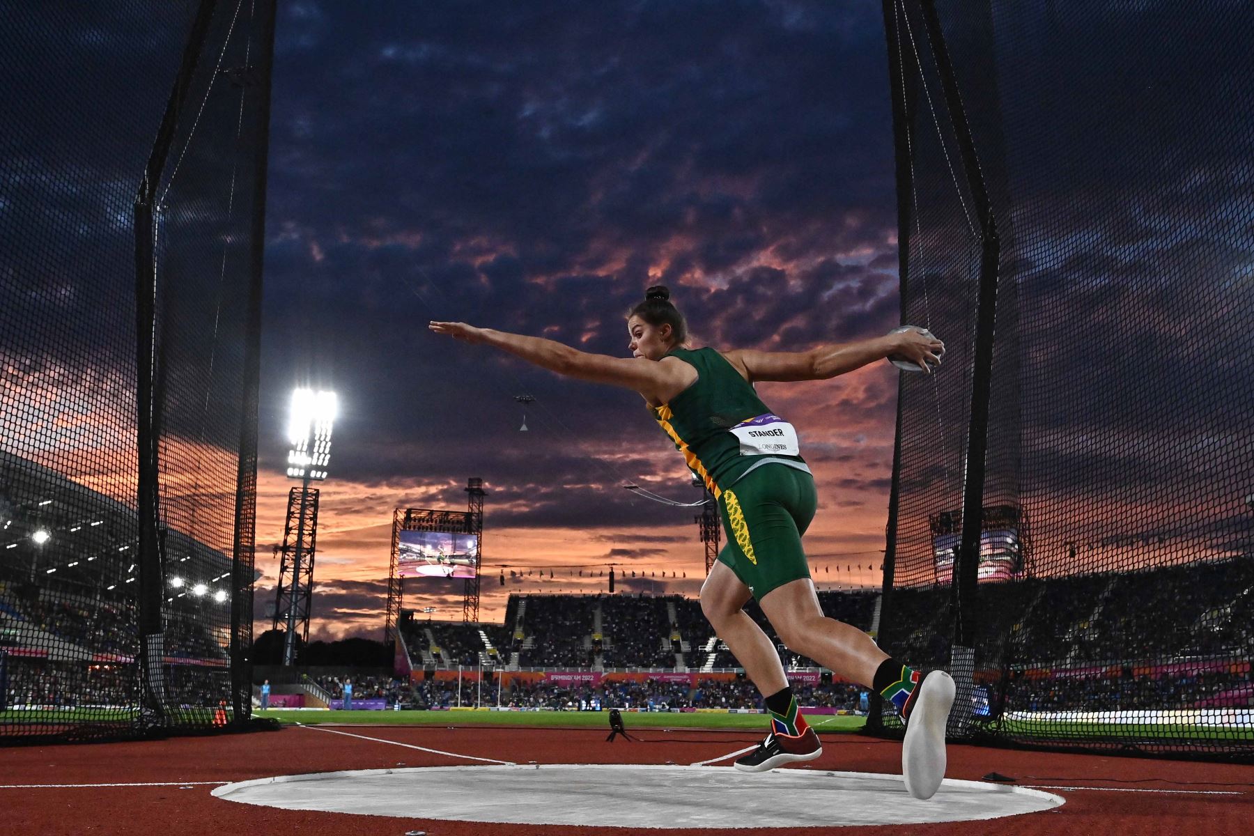 La sudafricana Yolandi Stander compite durante el evento de atletismo final de lanzamiento de disco femenino en el Alexander Stadium, en Birmingham. Foto: AFP