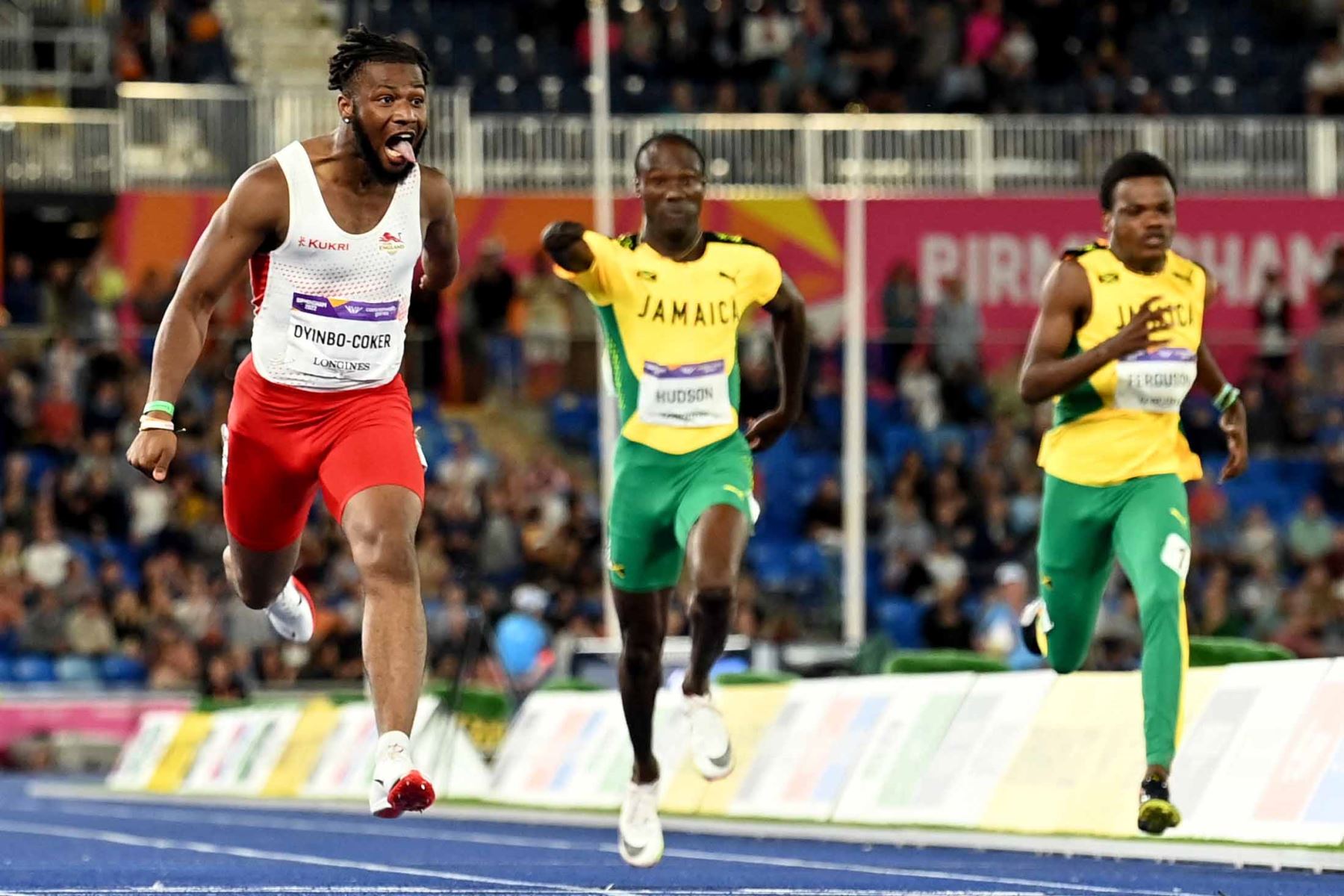 Emmanuel Temitayo Oyinbo-Coker de Inglaterra gana el evento final de atletismo T45-47 de 100 m para hombres en el Estadio Alexander, en Birmingham. Foto: AFP