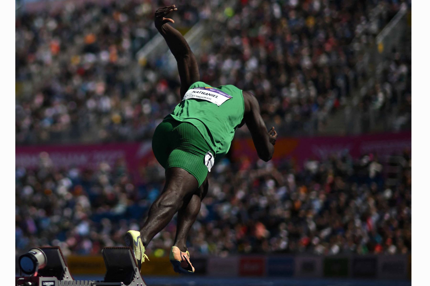 Samson Oghenewegba Nathaniel de Nigeria comienza durante el evento de atletismo masculino de la Ronda 1 de 400 m en el Alexander Stadium, en Birmingham. Foto: AFP