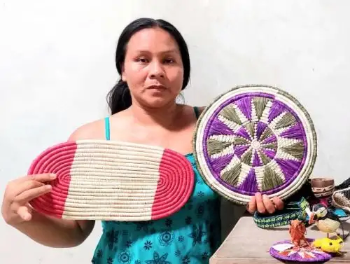 Conoce a Aly Ruiz, la ejemplar artista indígena de la etnia bora, ubicada en Loreto, que fue seleccionada por el Proyecto Bicentenario, junto a otros 25 artesanos, para elaborar la colección de Arte del Bicentario.  Foto: Elvis Noronha