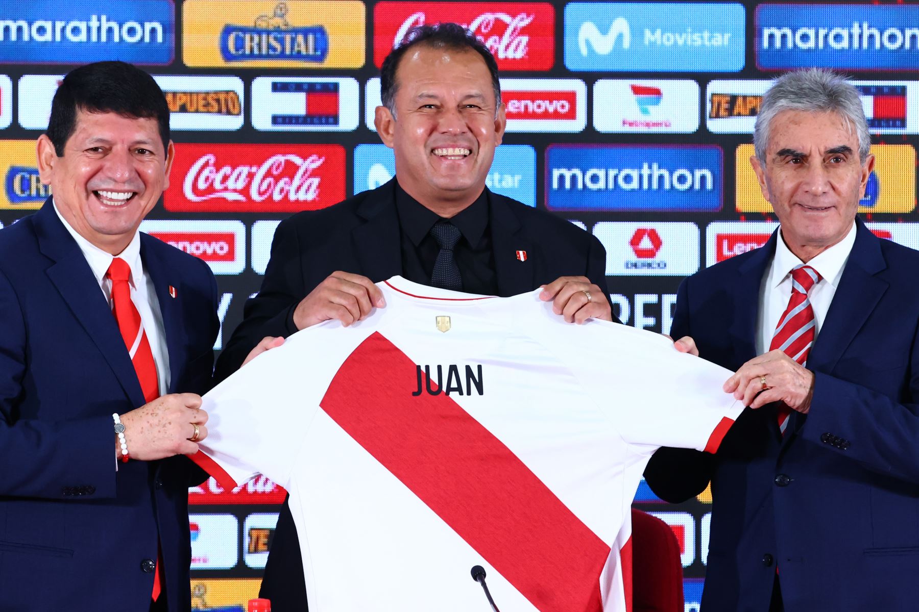 Seleção do Peru acerta saída do técnico Reynoso e define