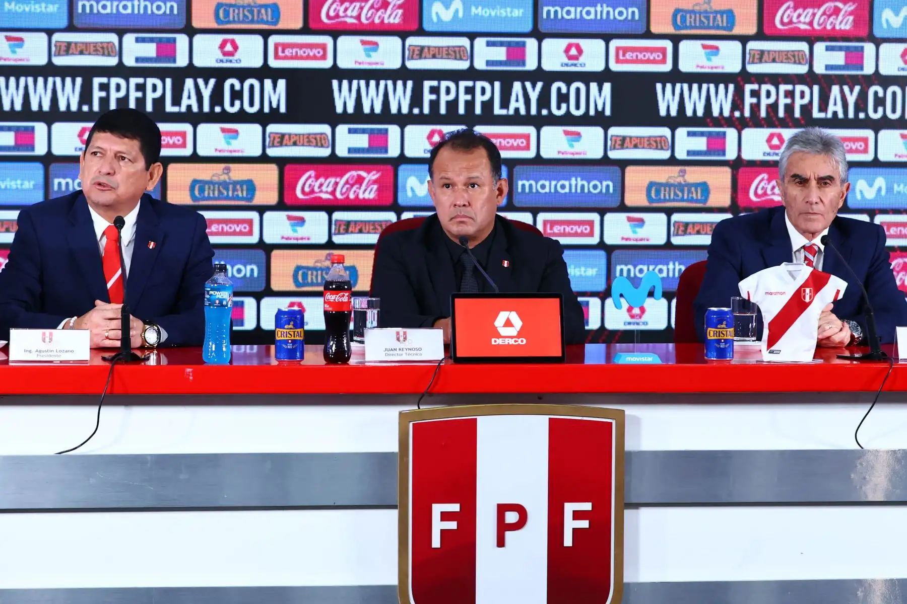 Juan Reynoso firmó su contrato que lo convierte oficialmente en el técnico de la selección peruana hasta el 2026. La rúbrica se hizo en las instalaciones de la Federación Peruana de Fútbol (FPF) con presencia del titular Agustín Lozano y el Director General de Fútbol, Juan Carlos Oblitas. Foto: ANDINA/ Andrés Valle