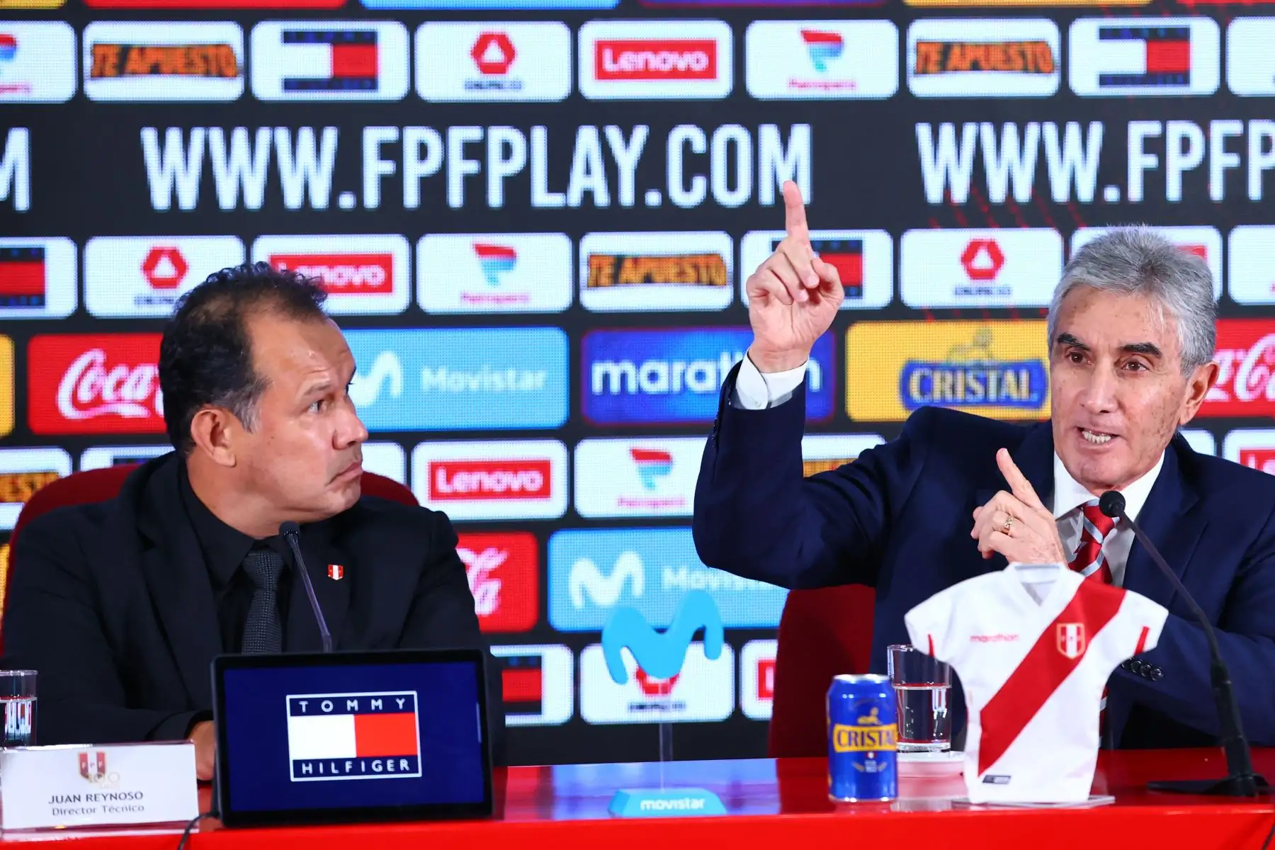 Juan Reynoso llegó este miércoles, a primeras horas, a Lima procedente de México y de inmediato se dirigió a las instalaciones de la villa Deportiva Nacional (Videna) de la FPF , donde lo esperaba parte de la actual directiva liderada por Agustín Lozano. Foto: ANDINA/ Andrés Valle
