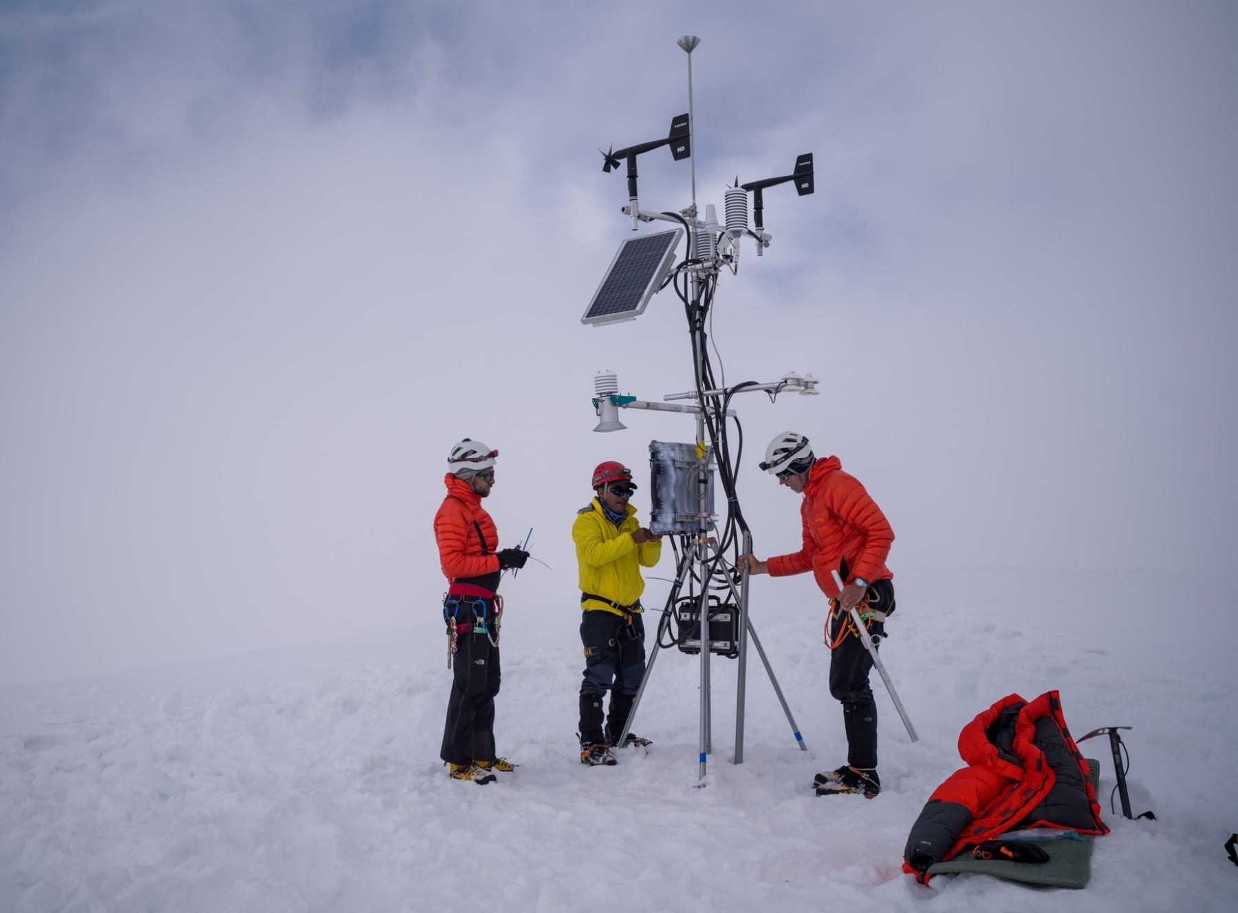 National Geographic Society instaló una estación meteorológica en la cumbre del Ausangate, ubicado en Cusco, y considerado el nevado más alto de los Andes Tropicales. El equipo permitirá estudiar el impacto del cambio climático en las comunidades y el comportamiento de los glaciares. ANDINA/Difusión