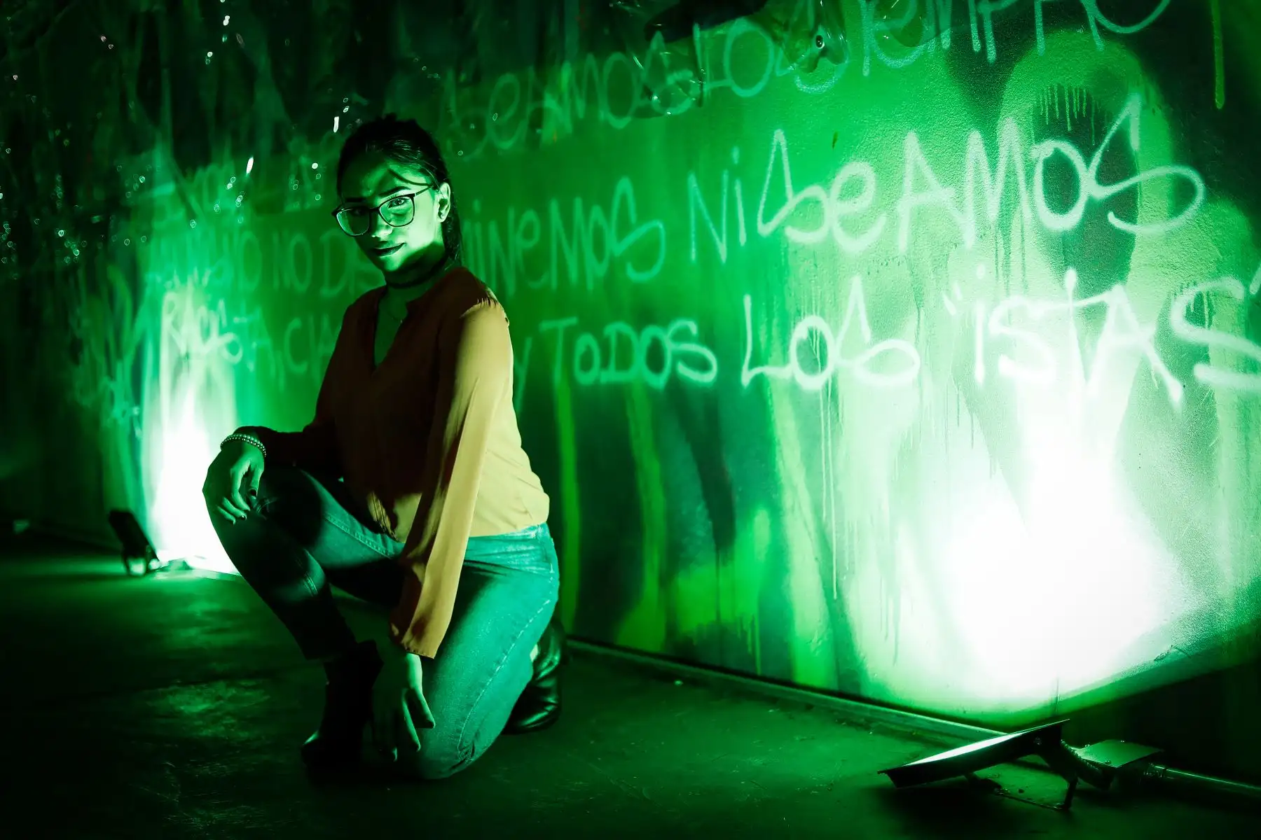 "Vórtice Graffiti" es una obra a gran escala que interpreta la visión de la calle del artista. Busca transformar nuevos espacios en experiencias visuales extendiendo los límites de la pintura a través del acrílico doblado y afiches "chicha" que llenan los muros del túnel con colores vibrantes en combinación con frases que refuerzan nuestra identidad nacional. Foto: ANDINA/Renato Pajuelo