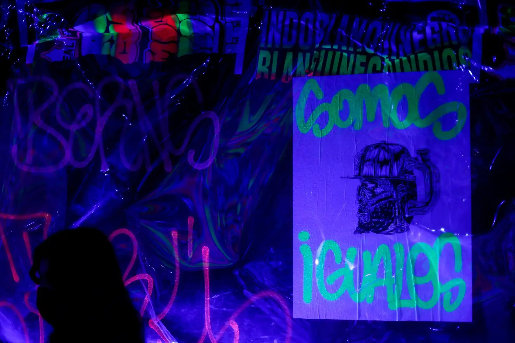 "Vórtice Graffiti" es una obra a gran escala que interpreta la visión de la calle del artista. Busca transformar nuevos espacios en experiencias visuales extendiendo los límites de la pintura a través del acrílico doblado y afiches "chicha" que llenan los muros del túnel con colores vibrantes en combinación con frases que refuerzan nuestra identidad nacional. Foto: ANDINA/Renato Pajuelo