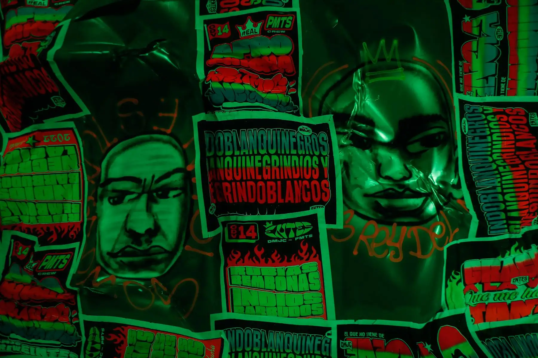 "Vórtice Graffiti" es una obra a gran escala que interpreta la visión de la calle del artista. Busca transformar nuevos espacios en experiencias visuales extendiendo los límites de la pintura a través del acrílico doblado y afiches "chicha" que llenan los muros del túnel con colores vibrantes en combinación con frases que refuerzan nuestra identidad nacional. Foto: ANDINA/Renato Pajuelo