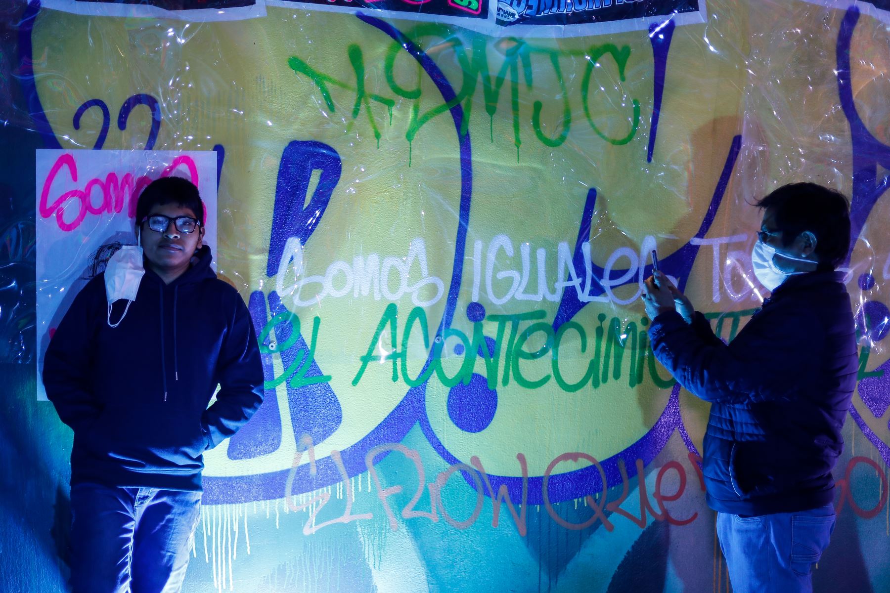 "Vórtice Graffiti" es una obra a gran escala que interpreta la visión de la calle del artista. Busca transformar nuevos espacios en experiencias visuales extendiendo los límites de la pintura a través del acrílico doblado y afiches "chicha" que llenan los muros del túnel con colores vibrantes en combinación con frases que refuerzan nuestra identidad nacional. Foto: ANDINA/Renato Pajuelo
