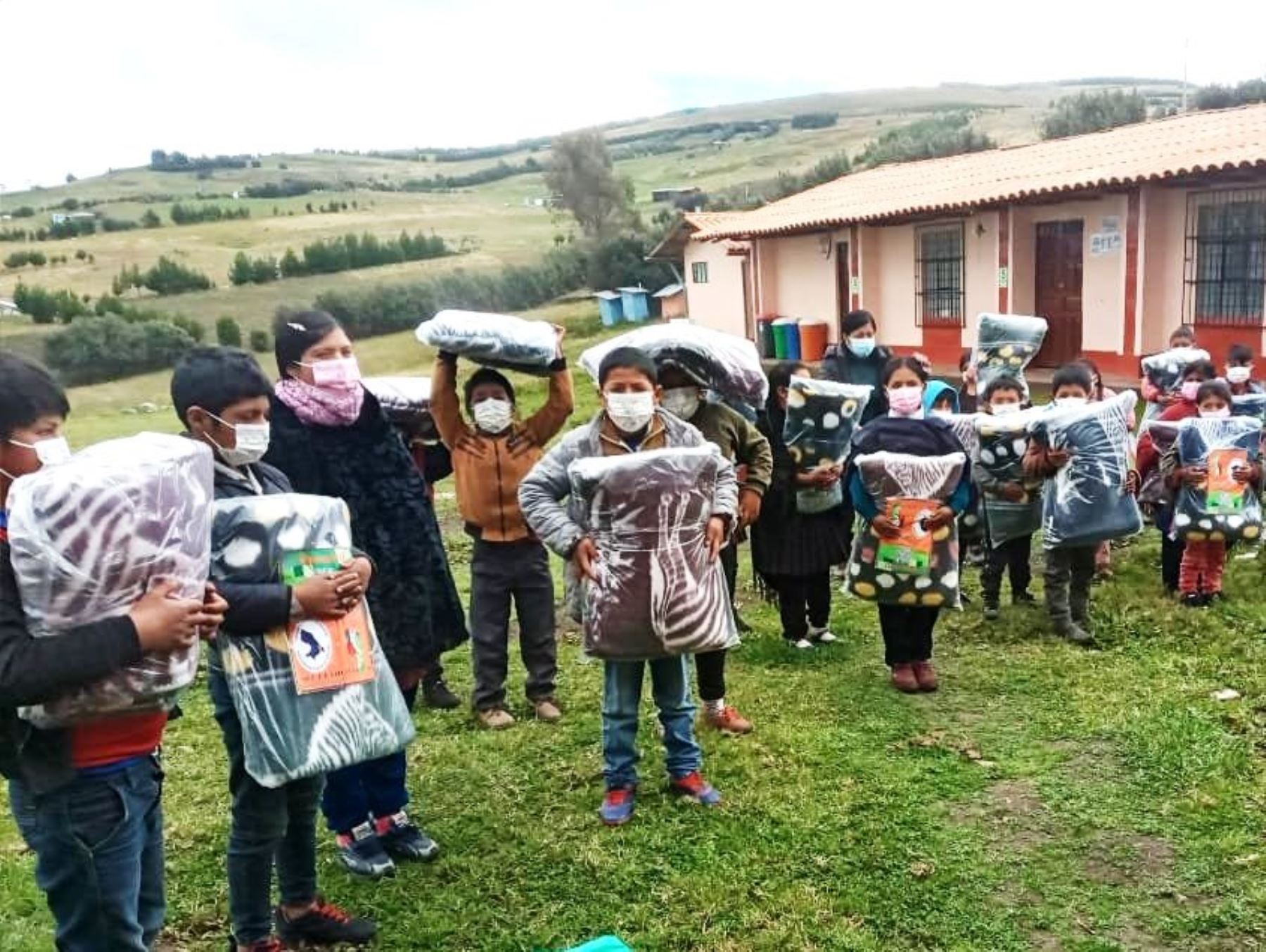 Gobierno Regional de Cajamarca distribuye 10,000 frazadas en comunidades campesinas afectadas por las bajas temperaturas.