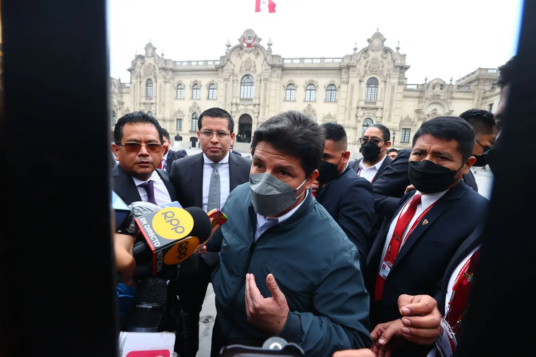 Presidente Pedro Castillo, regresa a Palacio de Gobierno, tras asistir a diligencia en la sede de la Fiscalía de la Nación. Foto: ANDINA/Andrés Valle