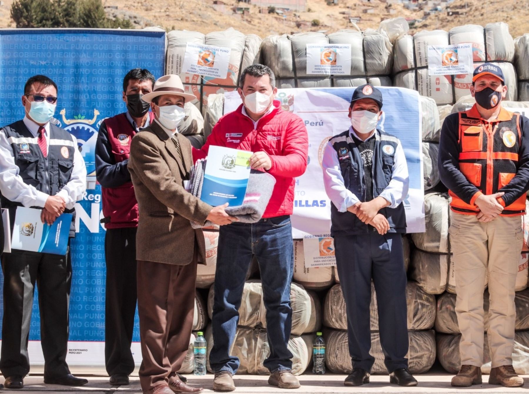 Director ejecutivo de la Autoridad para la Reconstrucción con Cambios, Robert López, entregó ayuda humanitaria a pobladores de Puno afectados por las bajas temperaturas. Foto: ANDINA/difusión.