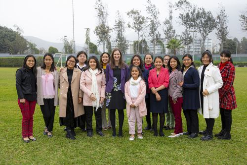 La primera tripulación de niñas peruanas que visitarán a la NASA fue recibida hoy por Rebecca Danis Webb, agregada para Asuntos de Cultura y Educación de la Embajada de Estados Unidos en el Perú. Foto: Embajada de Estados Unidos en el Perú