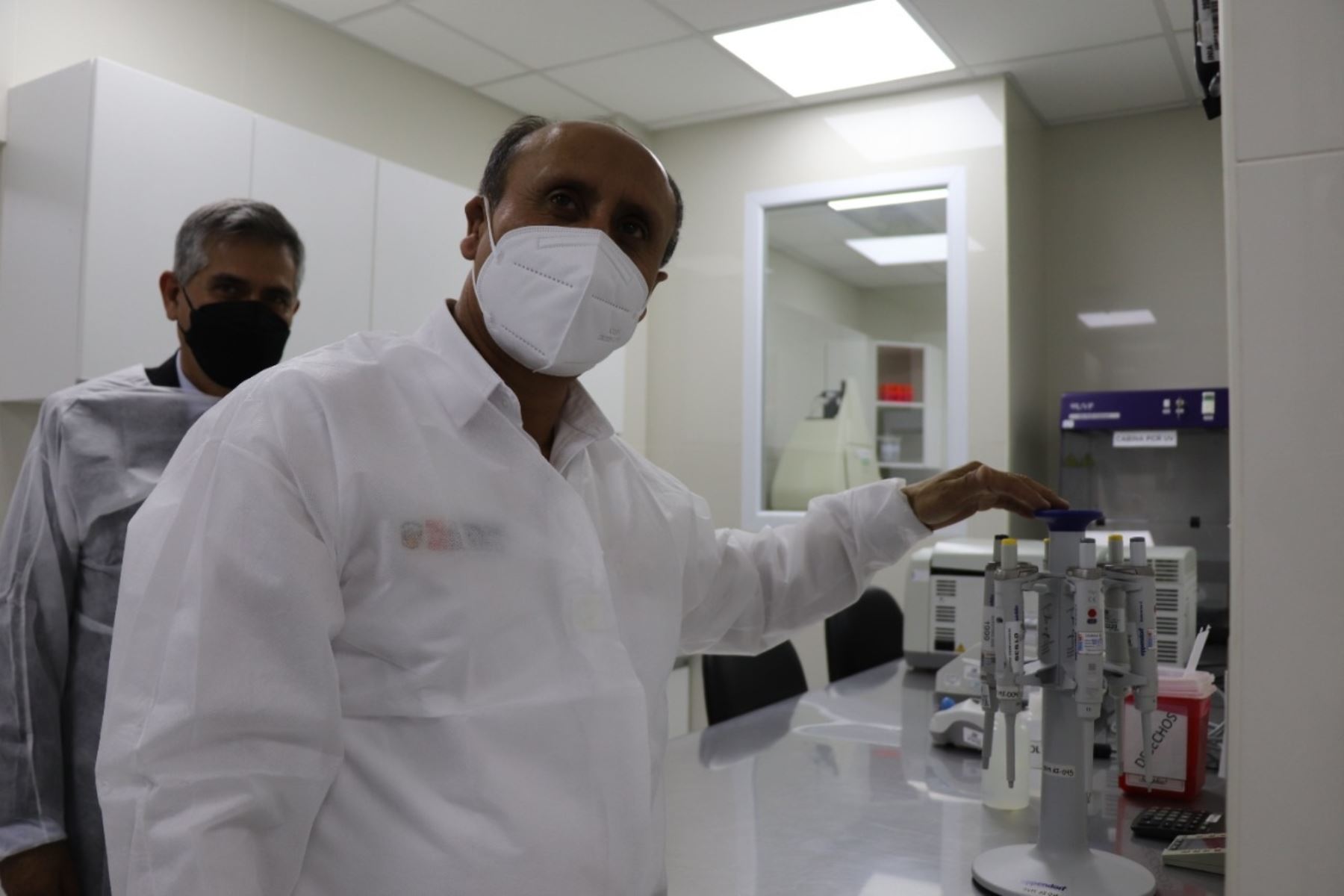 Viceministro de Políticas y Supervisión del Desarrollo Agrario del Midagri, Juan Altamirano, muestra el laboratorio de Detección de Organismos Vivos Modificados del INIA. Foto: Cortesía.