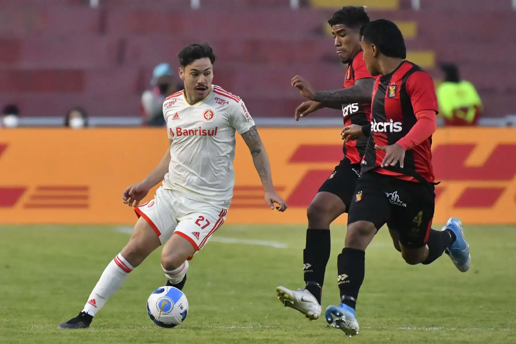 Jugador del Internacional, Mauricio, desafía a Paolo Reyna y Alejandro Ramos del Melgar de Perú durante su partido de ida de cuartos de final del torneo de fútbol de la Copa Sudamericana en el Estadio Monumental de la UNSA en Arequipa, Perú, el 4 de agosto de 2019. Foto: AFP