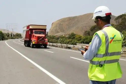Supervisión de personal de Ositran a carretera concesionada. Foto: Cortesía.