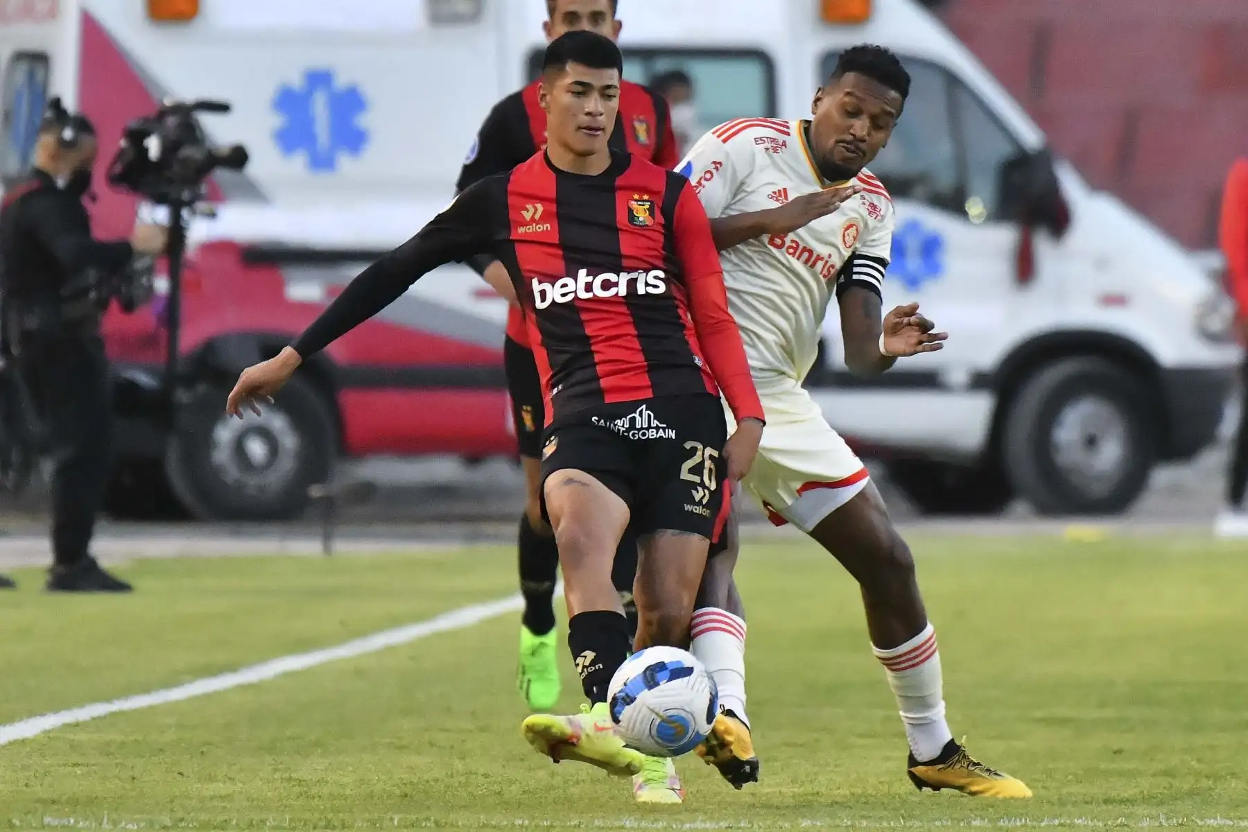 Jugador de Melgar, Kenyi Cabrera de Perú compiten por el balón durante su partido de ida de cuartos de final del torneo de fútbol de la Copa Sudamericana, en el estadio Monumental de la UNSA en Arequipa, Perú. Foto: AFP