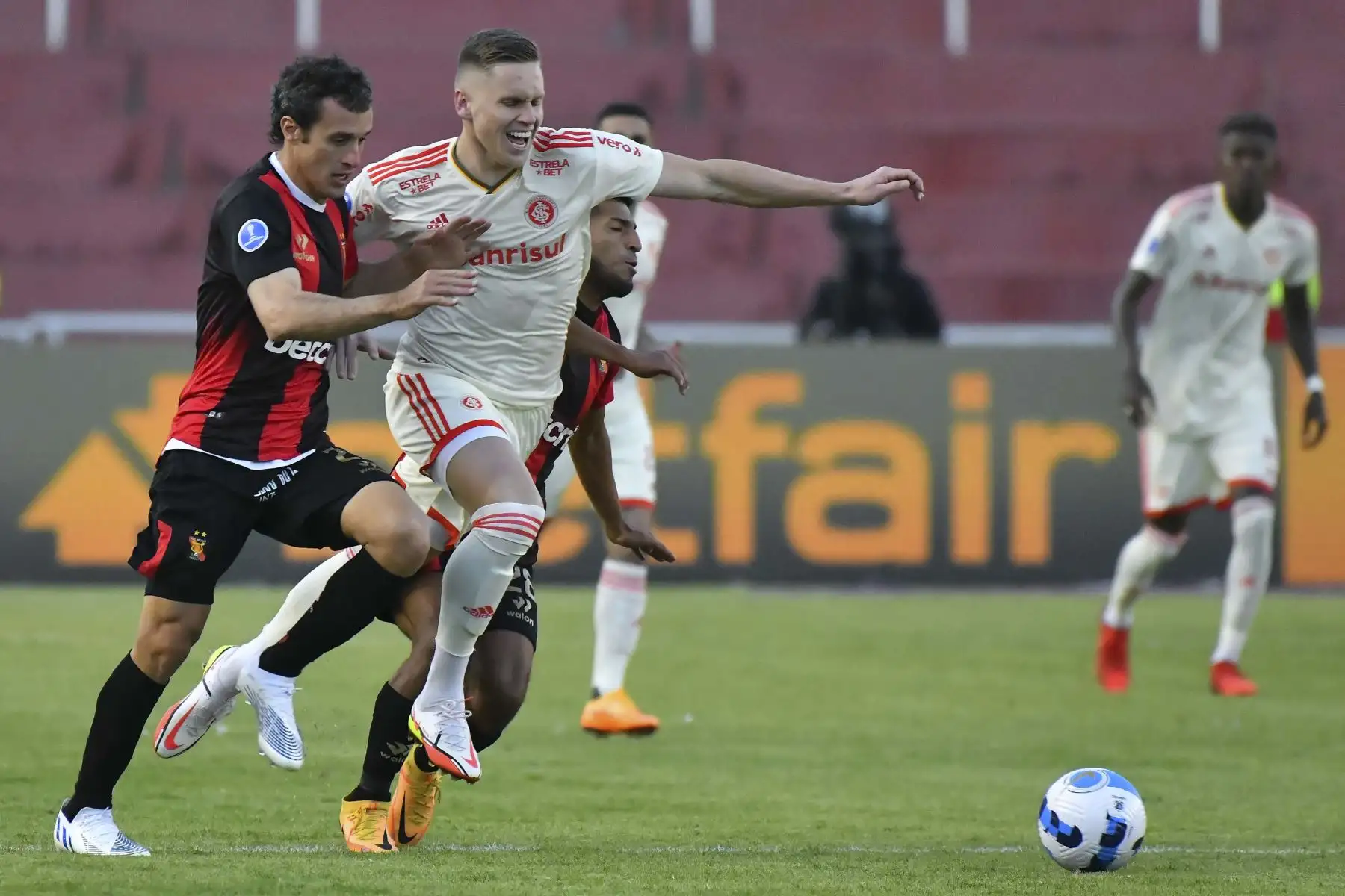 Jugador de Internacional, Alexandre Zurawski de Brasil es desafiado por el argentino Horacio Orzan de Melgar de Perú durante su partido de ida de cuartos de final del torneo de fútbol de la Copa Sudamericana, en el estadio Monumental de la UNSA en Arequipa, Perú. Foto: AFP