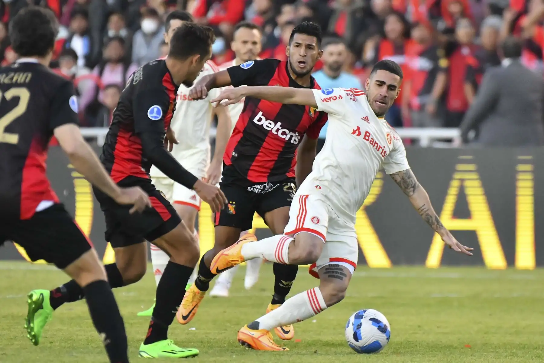 Jugador de Internacional, Gabriel de Brasil es desafiado por Alexis Arias (L) y Martín Pérez (C) de Melgar de Perú durante su partido de ida de cuartos de final del torneo de fútbol de la Copa Sudamericana, en el estadio Monumental de la UNSA en Arequipa, Perú. Foto: AFP