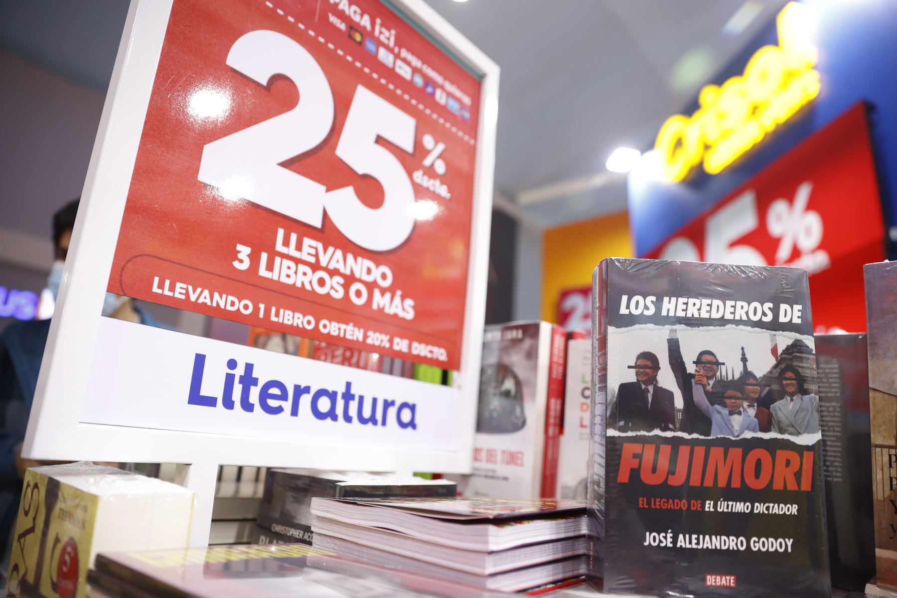 El stand de librerías Crisol tiene varios de los títulos más vendidos este año, entre ellos esta "Los herederos de Fujimori" de José Alejandro Godoy . Foto: ANDINA/Melina Mejía