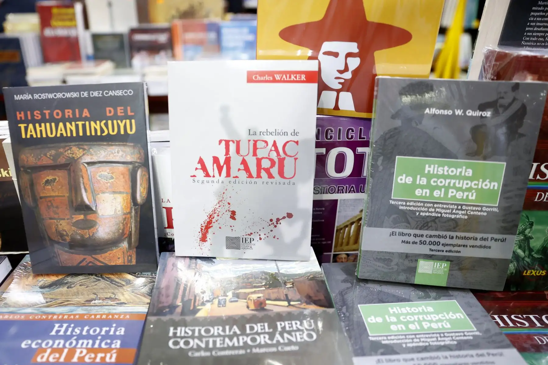En el stand de la librería Época, los libros más vendidos son 