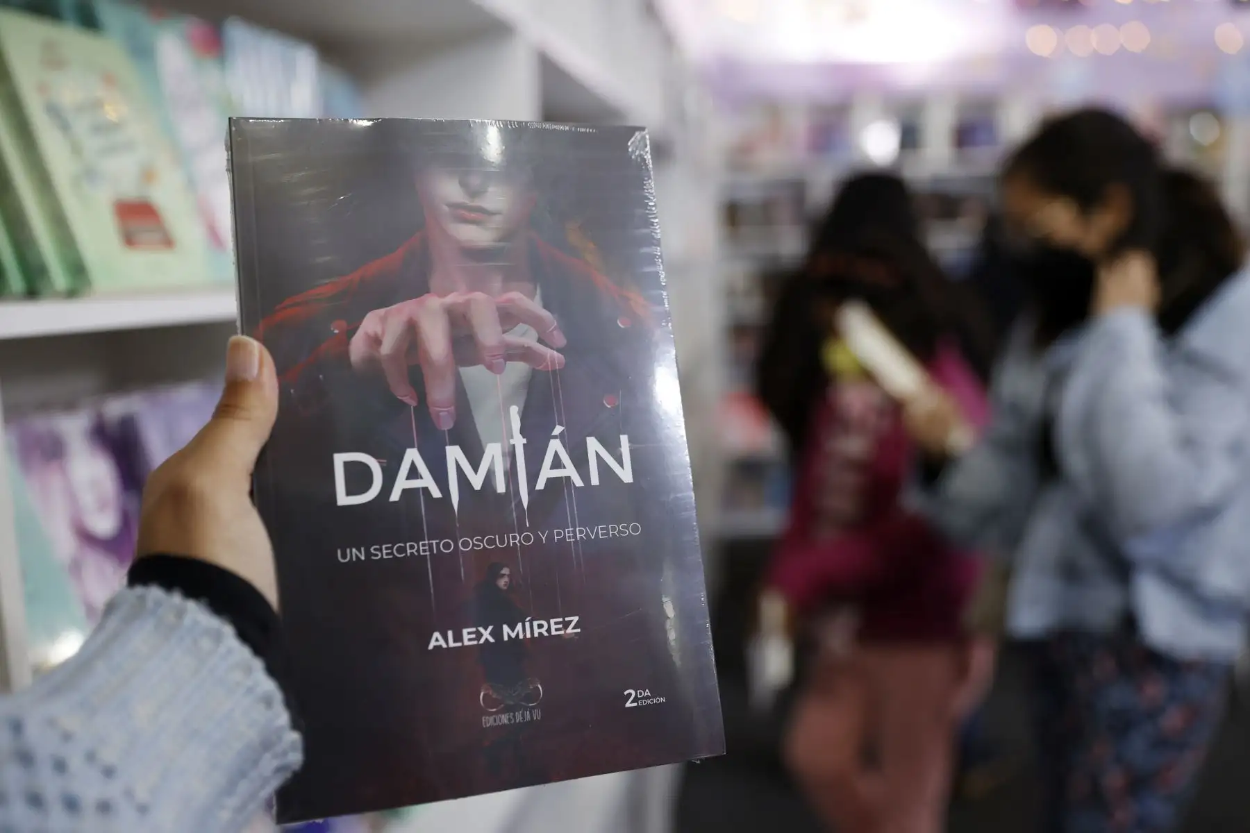 Stand de Cosmo Book, tiene entre sus libros más vendidos: 