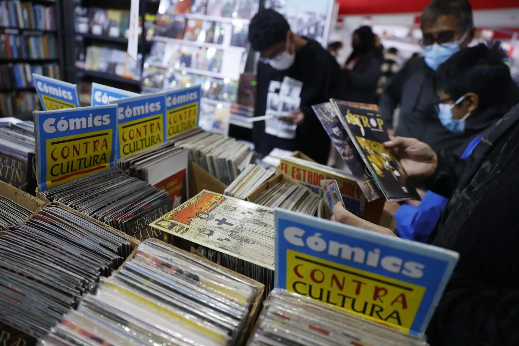Comics cautivan a lectores limeños en la Feria Internacional del Libro 2022. Foto: ANDINA/Melina Mejía