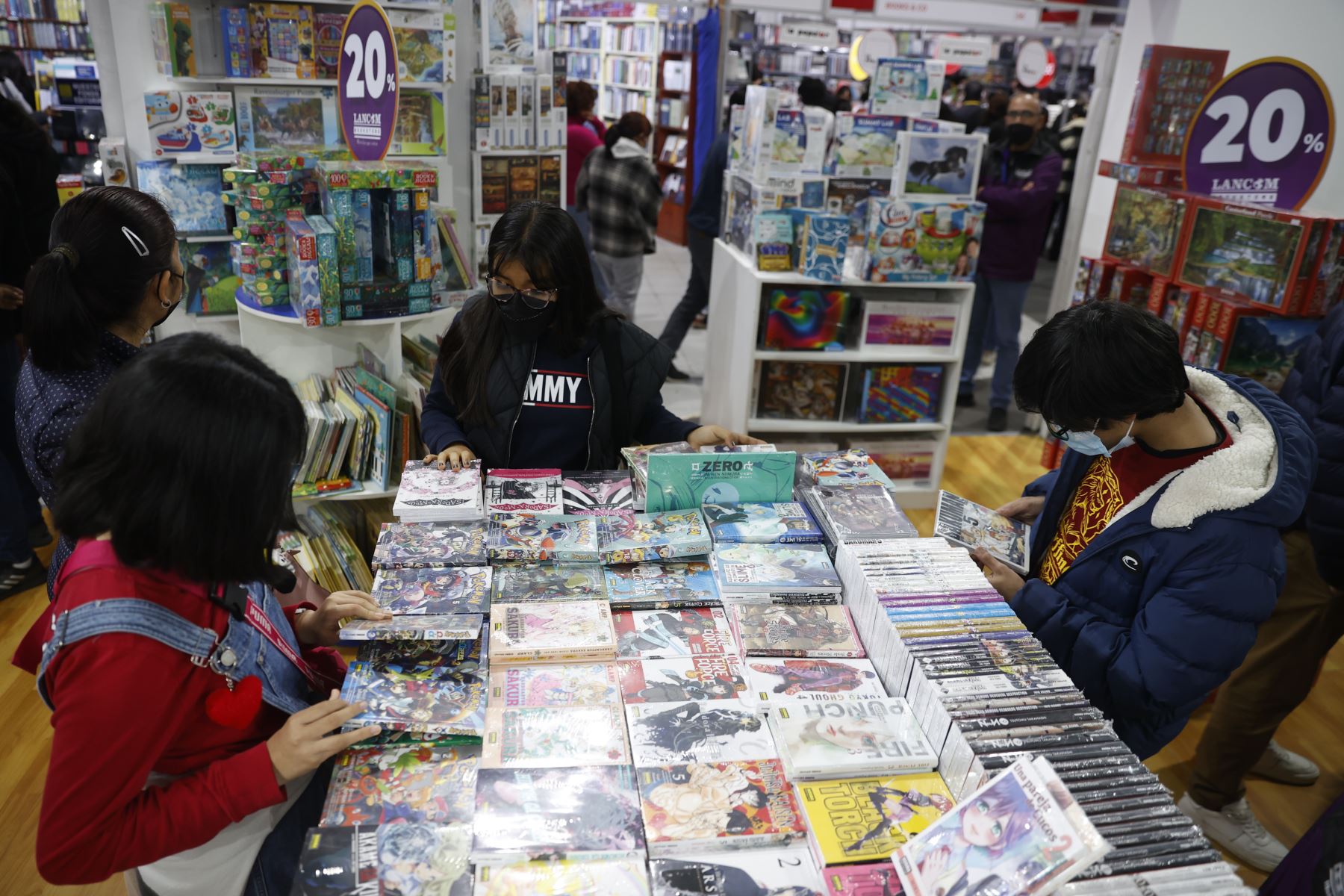 Comics cautivan a lectores limeños en la Feria Internacional del Libro 2022. Foto: ANDINA/Melina Mejía