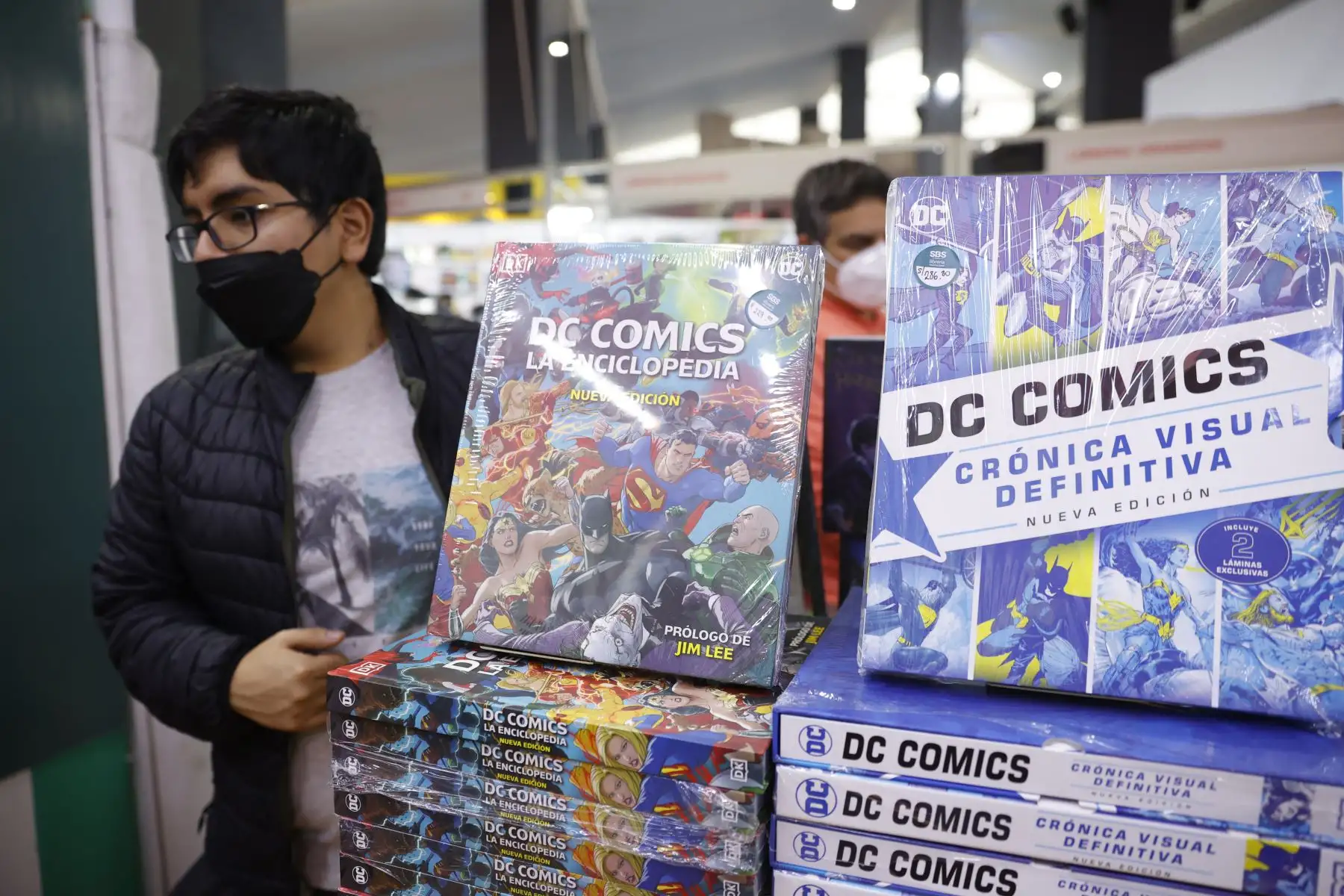 Comics cautivan a lectores limeños en la Feria Internacional del Libro 2022. Foto: ANDINA/Melina Mejía