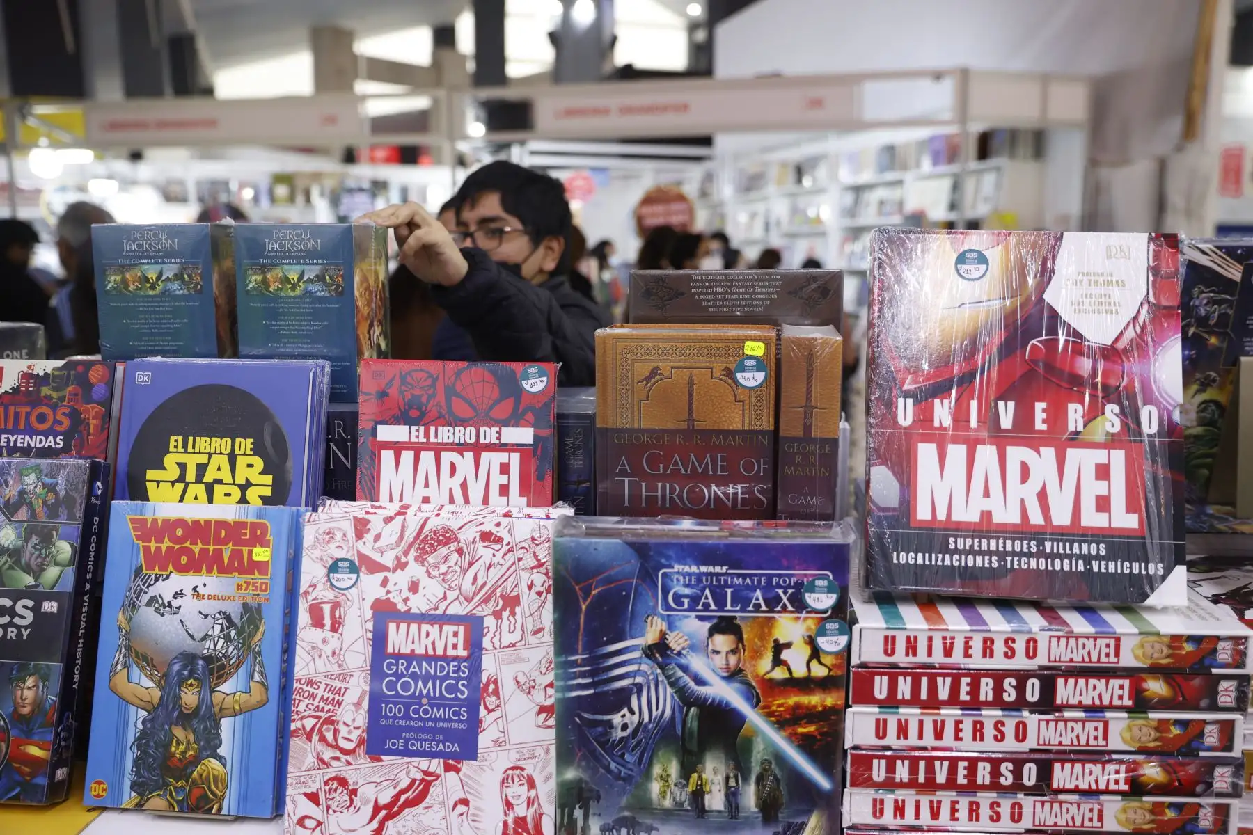 Comics cautivan a lectores limeños en la Feria Internacional del Libro 2022. Foto: ANDINA/Melina Mejía