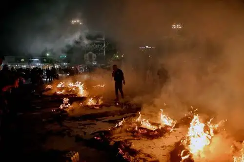 Los vídeos publicados por los equipos de rescate muestran el local devorado por enormes llamas y decenas de personas huyendo del fuego. Foto referencial: AFP