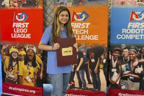 A los 13 años ingresó al Instituto Tecnológico Johns Hopkins de Física Avanzada (APL), un programa STEM donde integra un grupo de robótica femenino y ella es la capitana