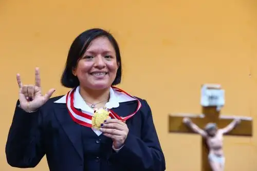 Se hizo escuchar. Con 19 de nota, Karin Quijada, persona con discapacidad auditiva, obtuvo el grado de doctora en Administración en universidad San Marcos. Foto: ANDINA/Andrés Valle