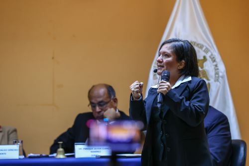Se hizo escuchar: con 19 de nota, Karin Quijada persona con discapacidad auditiva, obtuvo el grado de doctora en Administración