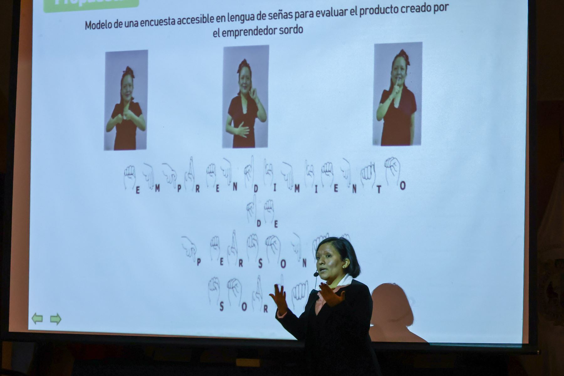 Con una nota sobresaliente de 19 en la sustentación de sus tesis ¨Emprendimiento y la accesibilidad en la comunicación de la comunidad sorda en el Perú 2020¨, la magíster de la Universidad Mayor de San Marcos, Karin Quijada Lovatón, obtuvo el grado de doctora en Administración. 
Foto: ANDINA/Andrés Valle