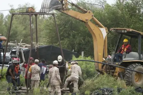 Soldados mexicanos y personal de rescate trabajan en la mina de carbón donde quedaron atrapados 10 mineros el miércoles en la comunidad de Agujita, municipio de Sabinas, estado de Coahuila, México. Foto: AFP