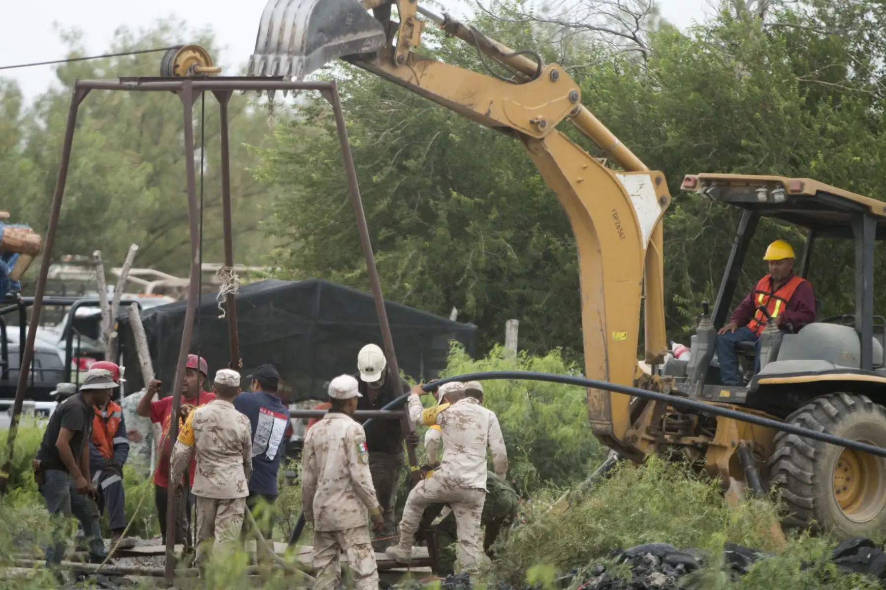 Soldados mexicanos y personal de rescate trabajan en la mina de carbón donde quedaron atrapados 10 mineros el miércoles después de un colapso, en la comunidad de Agujita, municipio de Sabinas, estado de Coahuila, México.
Foto: AFP Soldados mexicanos y personal de rescate trabajan en la mina de carbón donde quedaron atrapados 10 mineros el miércoles después de un colapso, en la comunidad de Agujita, municipio de Sabinas, estado de Coahuila, México.
Foto: AFP