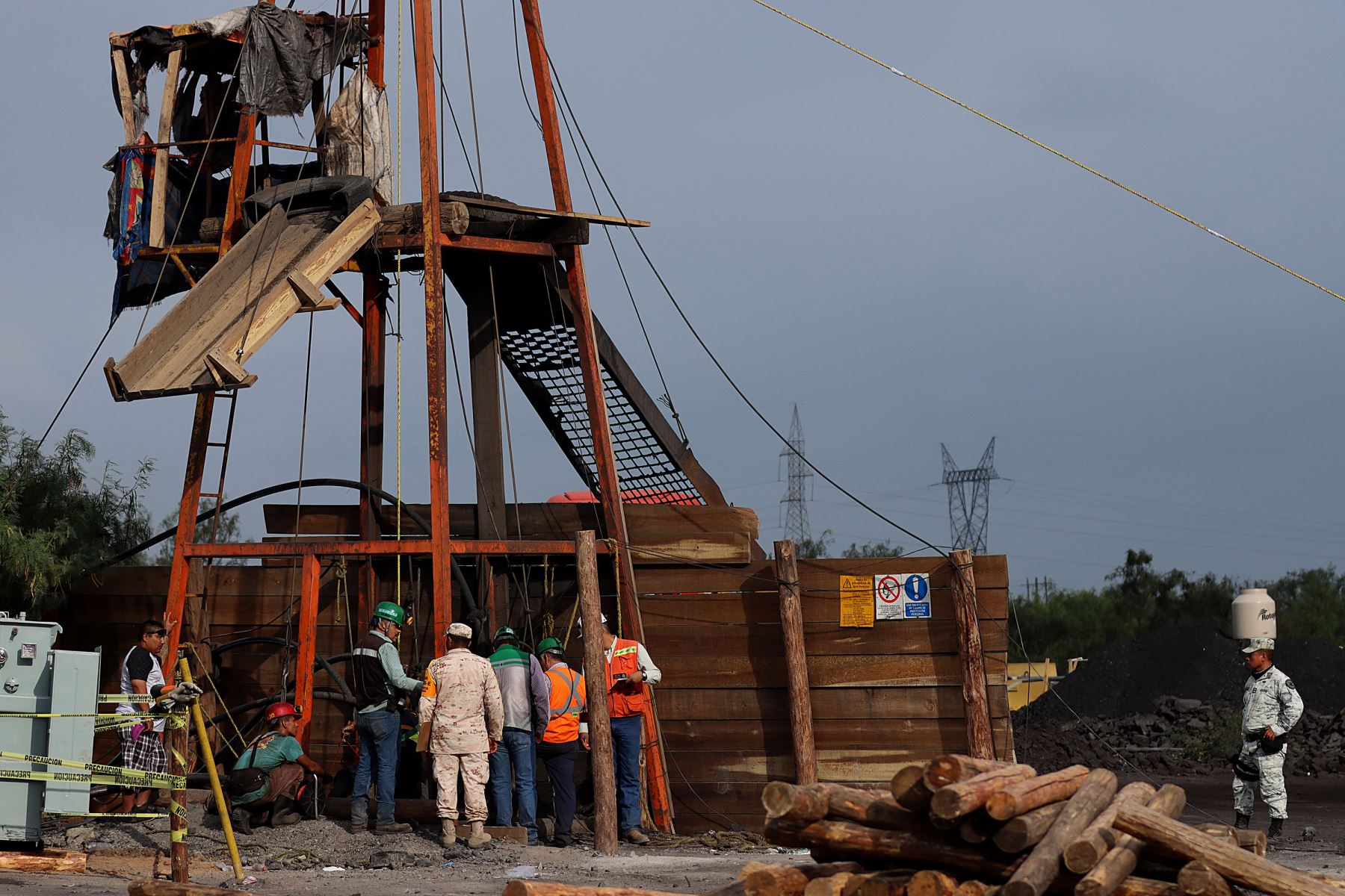 Personal de rescate labora en la zona donde se encuentran 10 mineros atrapados, hoy en el municipio de Sabinas en Coahuila (México). en el norteño estado de Coahuila, donde las autoridades aún intentan ingresar al lugar para rescatarlos. 
Foto: EFE
