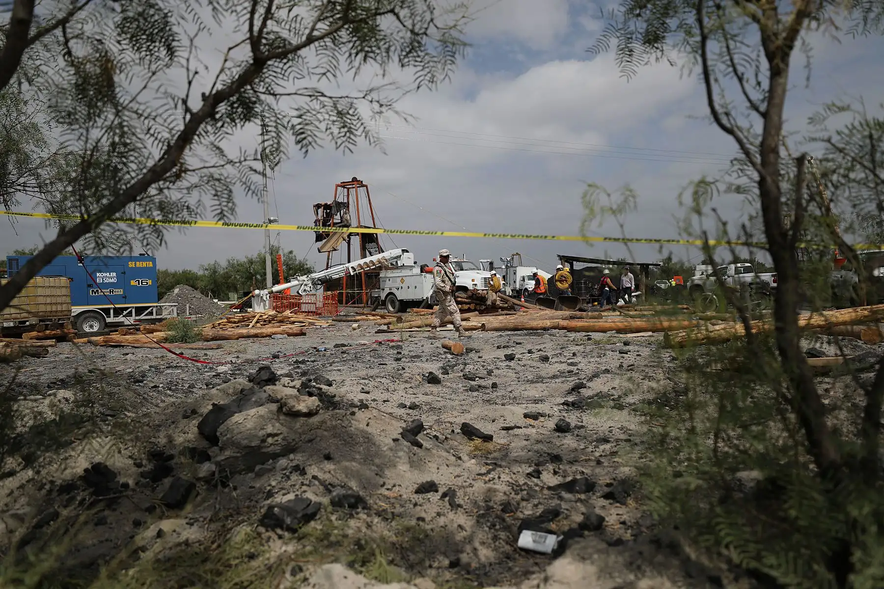 .Una decena de mineros mexicanos permanecen atrapados al cumplirse 48 horas este viernes del derrumbe en una mina carbonífera del municipio de Sabinas, en el norteño estado de Coahuila, donde las autoridades aún intentan ingresar al lugar para rescatarlos. 
Foto: EFE .Una decena de mineros mexicanos permanecen atrapados al cumplirse 48 horas este viernes del derrumbe en una mina carbonífera del municipio de Sabinas, en el norteño estado de Coahuila, donde las autoridades aún intentan ingresar al lugar para rescatarlos. 
Foto: EFE