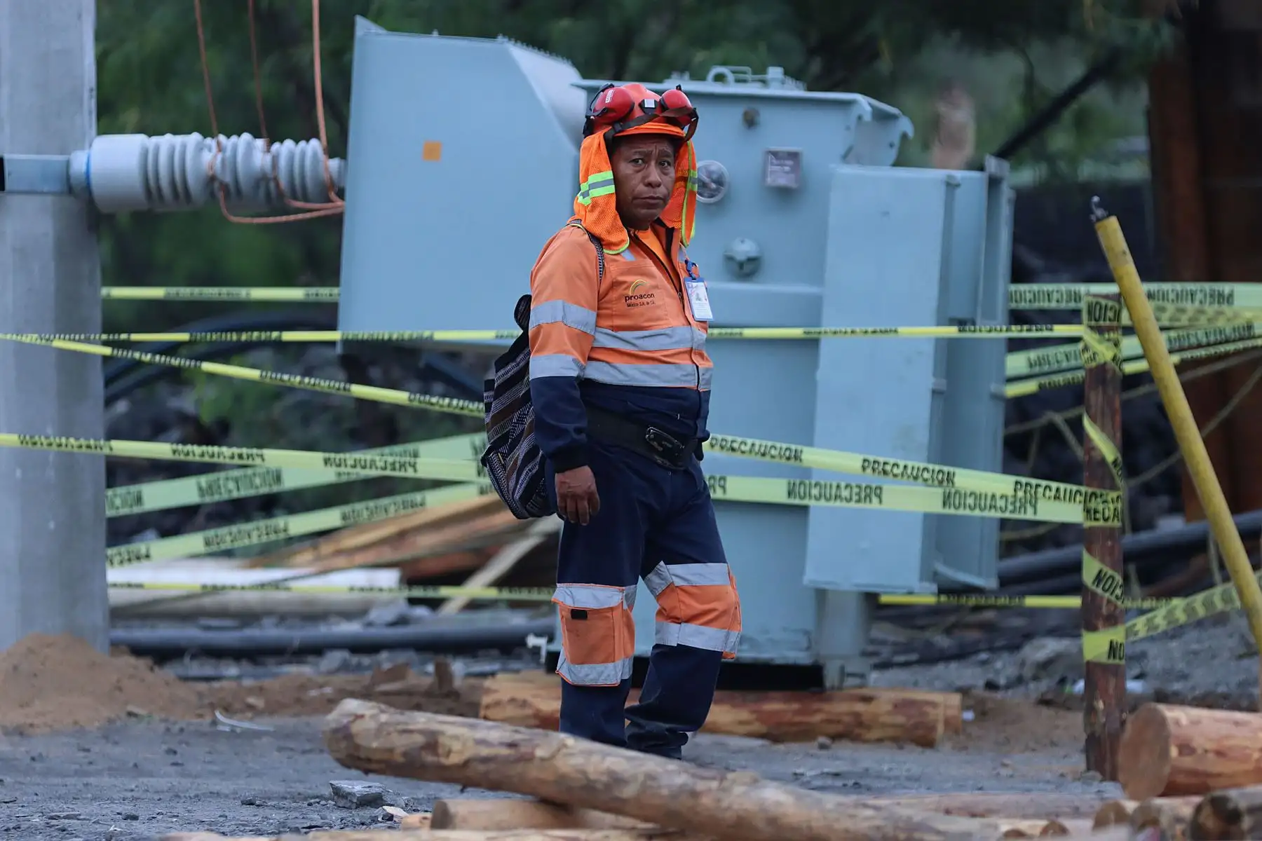 .Una decena de mineros mexicanos permanecen atrapados al cumplirse 48 horas este viernes del derrumbe en una mina carbonífera del municipio de Sabinas, en el norteño estado de Coahuila, donde las autoridades aún intentan ingresar al lugar para rescatarlos. 
Foto: EFE .Una decena de mineros mexicanos permanecen atrapados al cumplirse 48 horas este viernes del derrumbe en una mina carbonífera del municipio de Sabinas, en el norteño estado de Coahuila, donde las autoridades aún intentan ingresar al lugar para rescatarlos. 
Foto: EFE