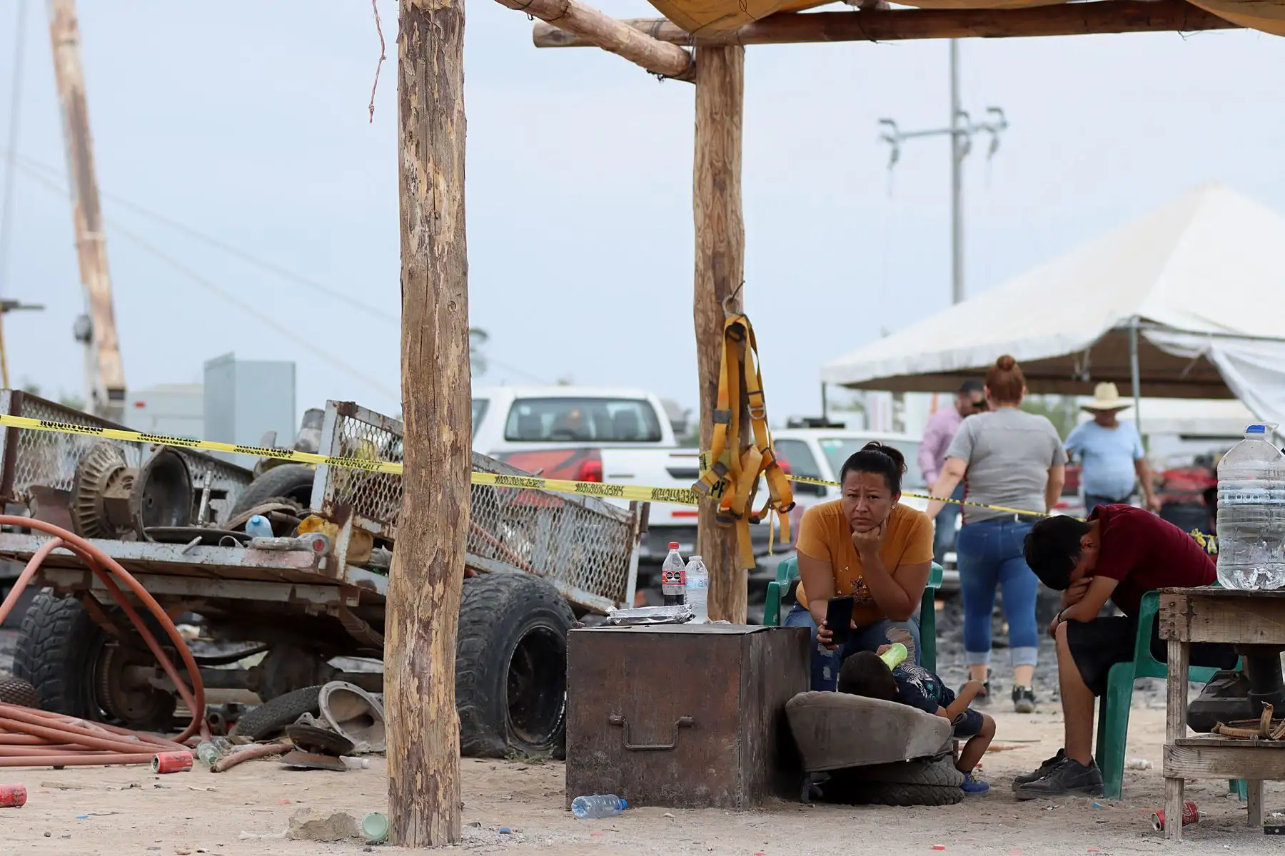 Familiares de personas atrapadas permanecerán en la zona donde se encuentran 10 mineros atrapados, hoy en el municipio de Sabinas en Coahuila (México). , en el norteño estado de Coahuila, donde las autoridades aún intentan ingresar al lugar para rescatarlos. 
Foto: EFE Familiares de personas atrapadas permanecerán en la zona donde se encuentran 10 mineros atrapados, hoy en el municipio de Sabinas en Coahuila (México). , en el norteño estado de Coahuila, donde las autoridades aún intentan ingresar al lugar para rescatarlos. 
Foto: EFE