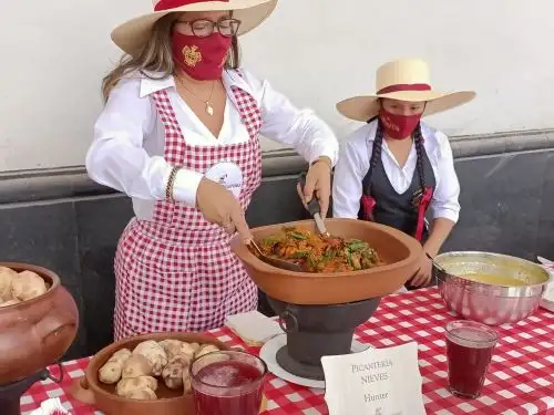 Con una ceremonia y compartir gastronómico las picanteras arequipeñas recordaron la tradicional Fiesta de la Chicha que se celebra por el aniversario de la Ciudad Blanca, pero que se encuentra suspendida para evitar la propagación del covid-19. Foto: Rocío Méndez
