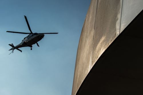 Un helicóptero se acerca para aterrizar en el techo de un edificio en el centro de Sao Paulo, Brasil. Foto referencial: AFP